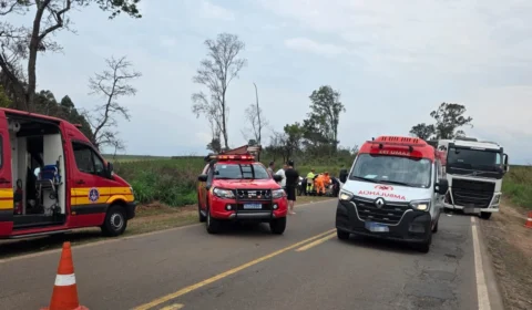 Motorista fica gravemente ferido após colisão frontal entre carreta e Saveiro na MG-179, em Alfenas