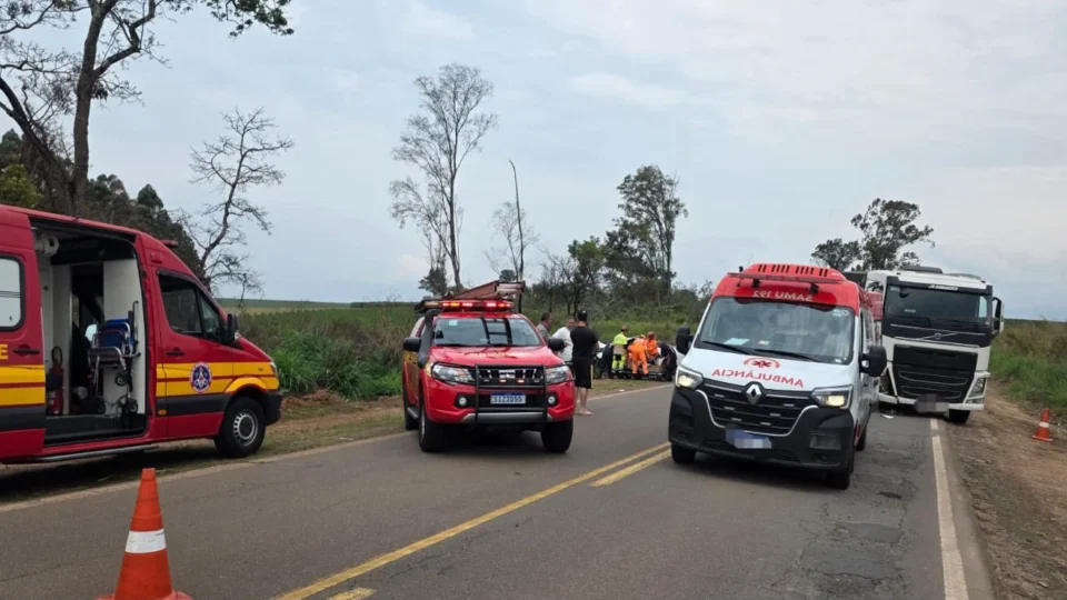Motorista fica gravemente ferido após colisão frontal entre carreta e Saveiro na MG-179, em Alfenas