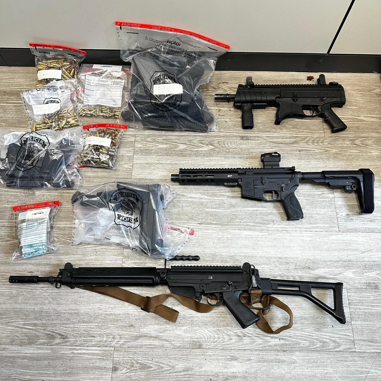 O responsável pelo armamento foi preso em flagrante e levado para a Superintendência Regional da Polícia Federal no Rio de Janeiro. Segundo a PF, ele vai responder pelo crime de posse ilegal de arma de fogo de uso restrito.