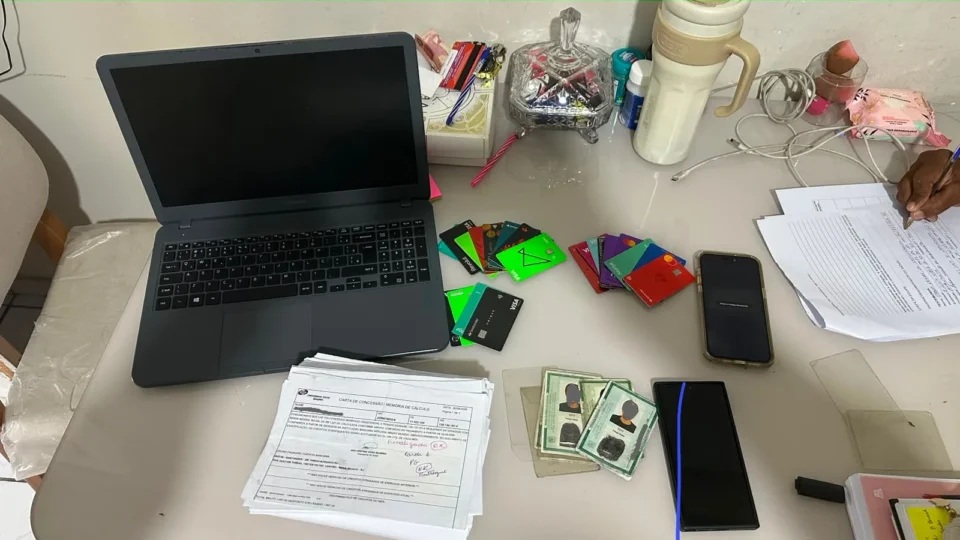 PF prende mulher suspeita de aplicar golpes de mais de R$ 400 mil contra a Caixa no Rio