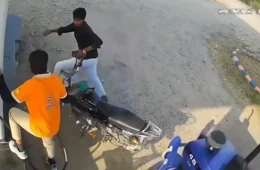Trator avança durante confusão e atinge motocicleta em posto na Índia