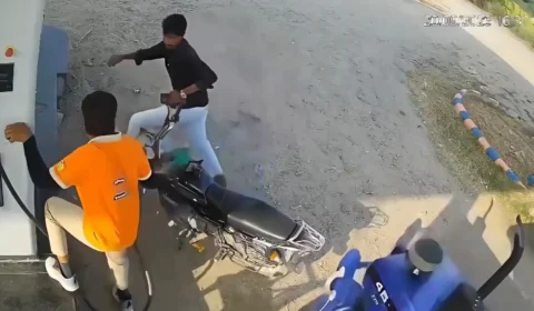 Trator avança durante confusão e atinge motocicleta em posto na Índia