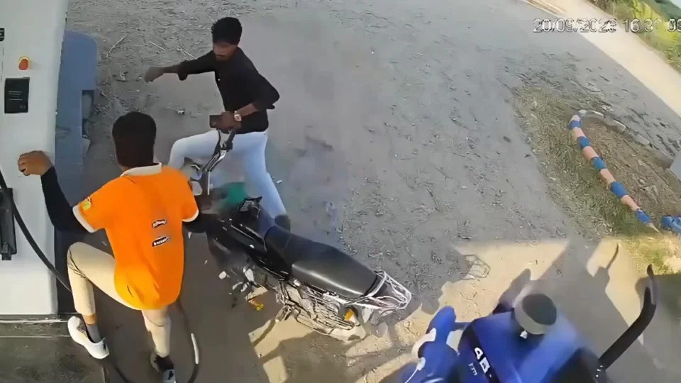 Trator avança durante confusão e atinge motocicleta em posto na Índia