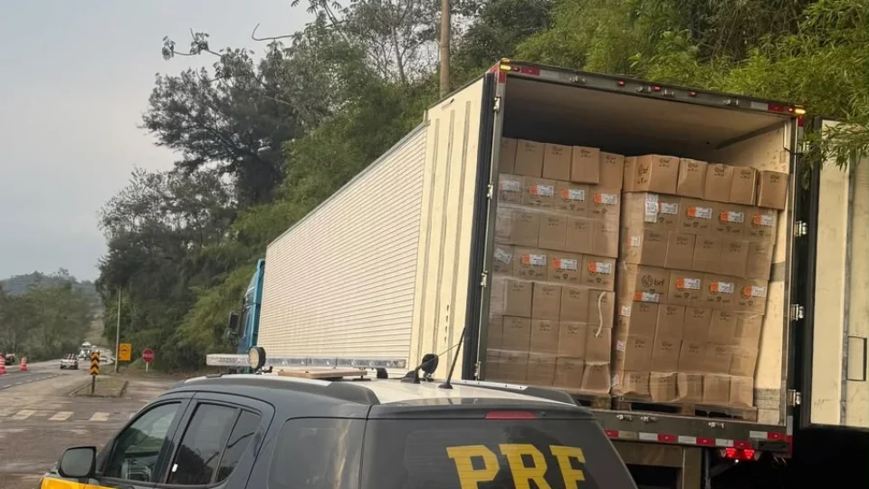 PRF flagra carga de linguiça sem nota fiscal na BR-040 e caso é encaminhado à Receita Estadual