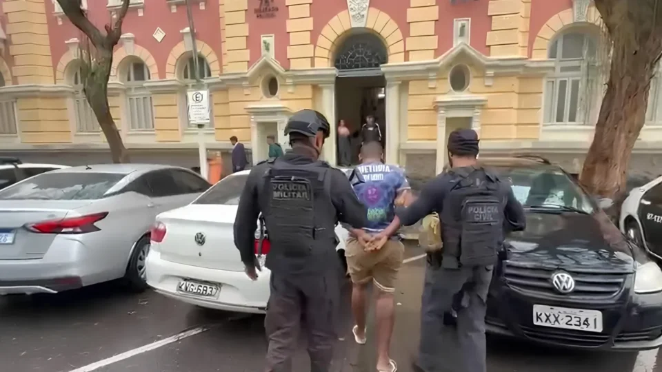 PM prende homem apontado como liderança ligada a traficante do Morro do Palácio, em Niterói