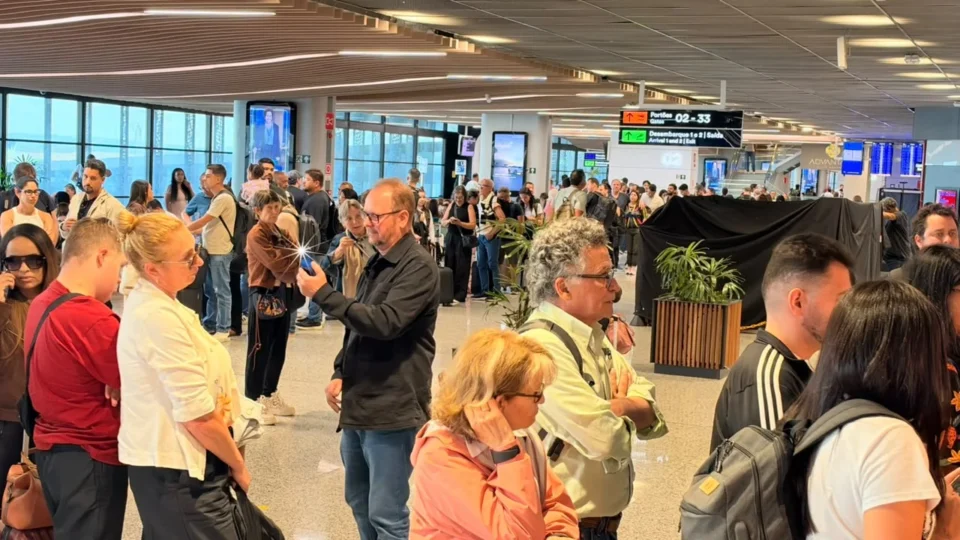 Buraco na pista fecha operações de Confins e provoca caos entre passageiros