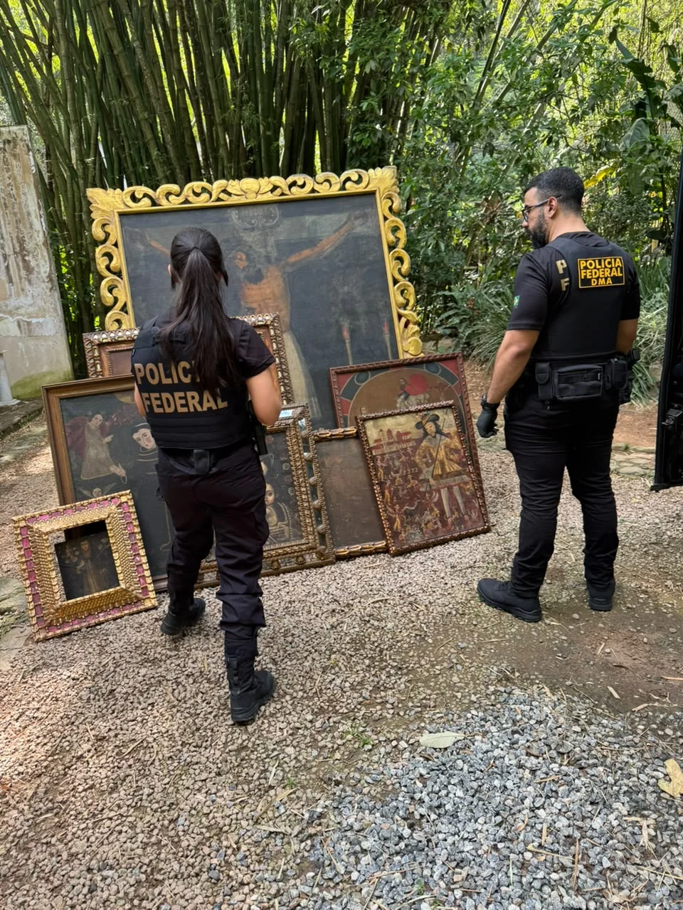 Dispositivos eletrônicos que possam ter informações relacionadas à investigação também são alvo da busca.