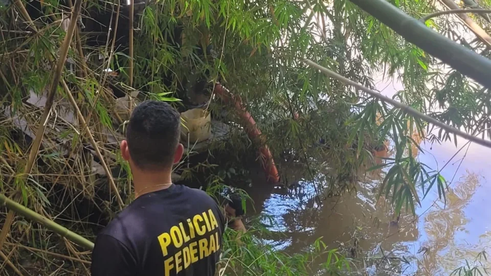 PF apreende três balsas usadas para extração ilegal de ouro no Norte Fluminense