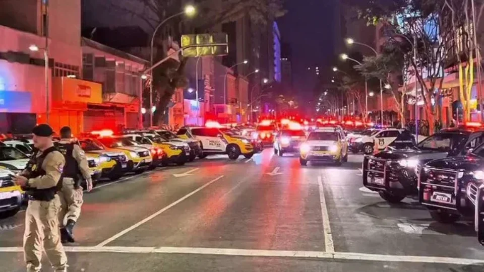 Forças de segurança se reúnem na Rua Marechal Deodoro para operação em Curitiba