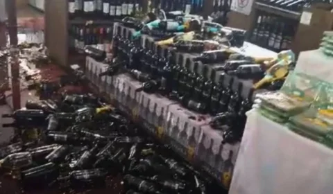 Homem quebra garrafas de vinho e causa prejuízo de R$ 60 mil em supermercado no interior de SP