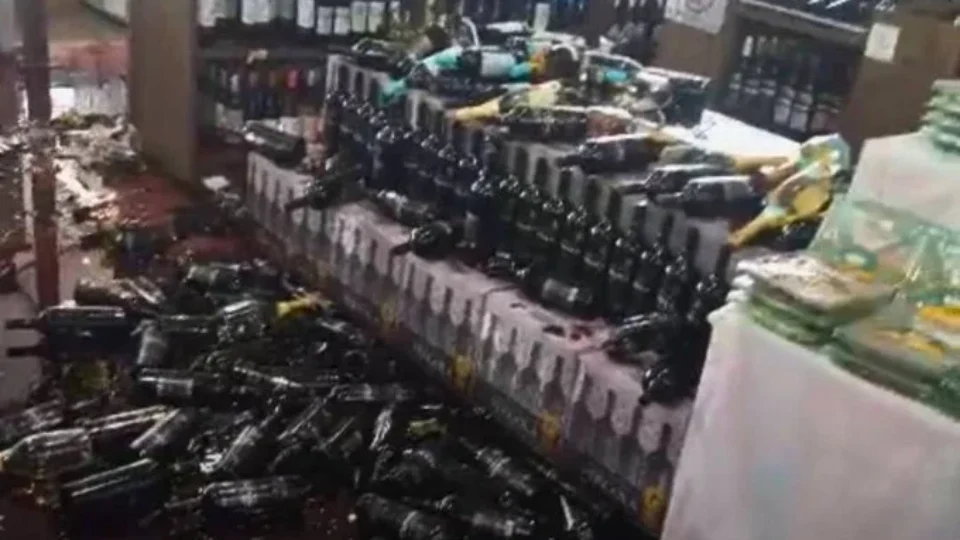 Homem quebra garrafas de vinho e causa prejuízo de R$ 60 mil em supermercado no interior de SP
