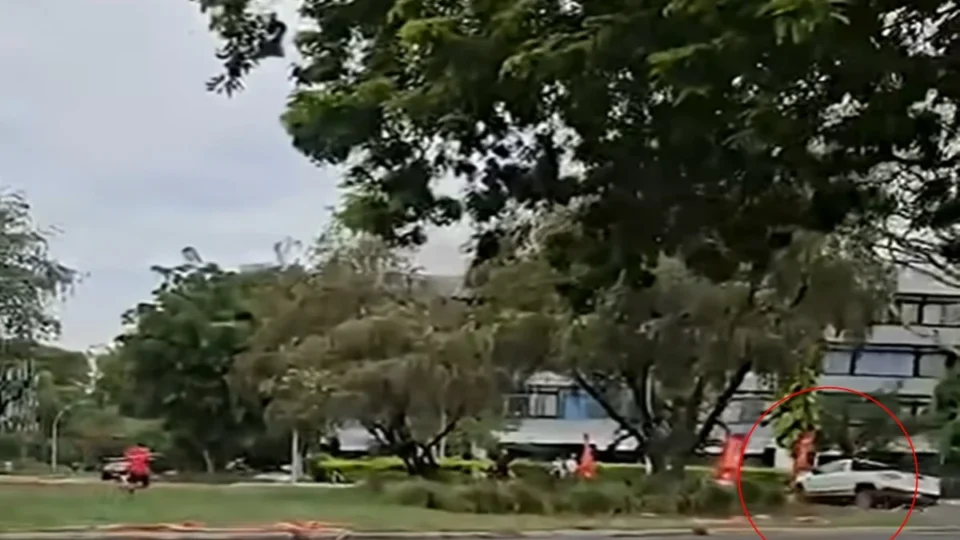 MPE peded investigação após motorista atingir bandeiras de candidato na Asa Sul