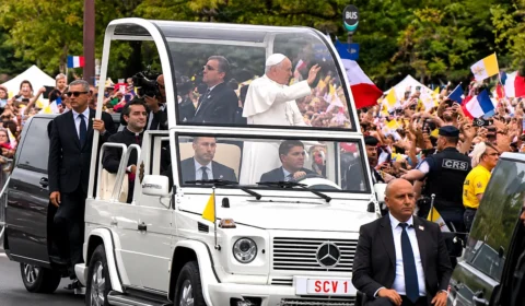 Papa Leão XIV celebra missa em Paris e reúne 800 mil pessoas durante visita