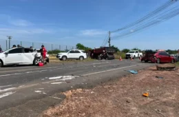 Caçamba perde o controle, atinge carro e provoca engavetamento com seis veículos em Boa Vista