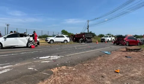 Caçamba perde o controle, atinge carro e provoca engavetamento com seis veículos em Boa Vista