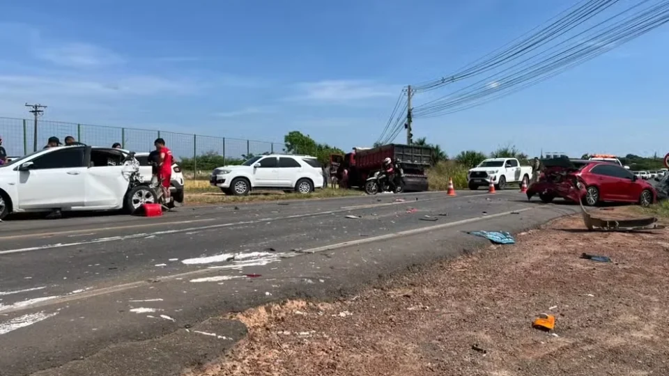 Caçamba perde o controle, atinge carro e provoca engavetamento com seis veículos em Boa Vista
