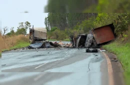 Colisão entre caminhões deixa dois mortos carbonizados e interdita trecho da BR-060 no DF