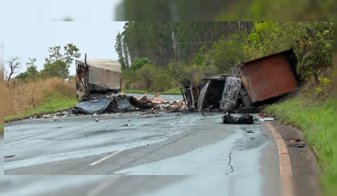 Colisão entre caminhões deixa dois mortos carbonizados e interdita trecho da BR-060 no DF