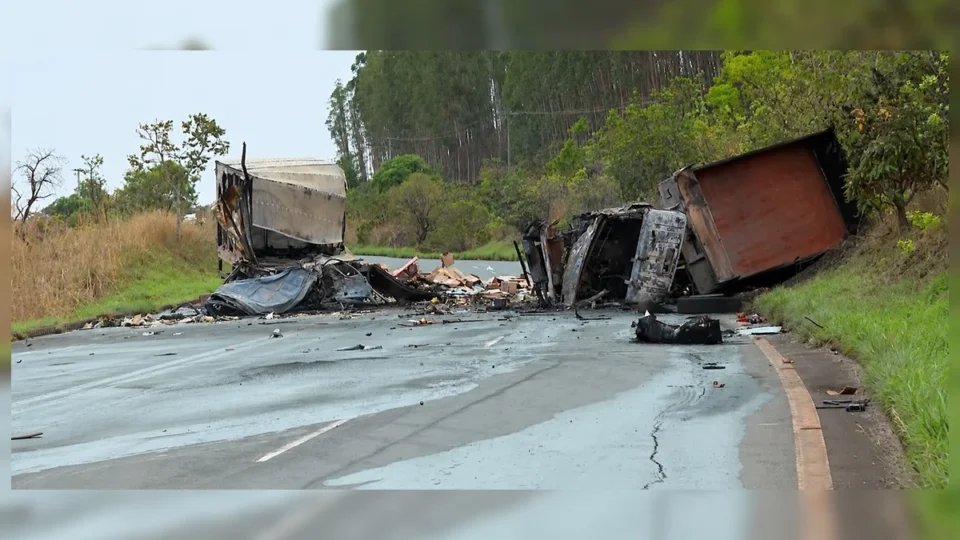Colisão entre caminhões deixa dois mortos carbonizados e interdita trecho da BR-060 no DF
