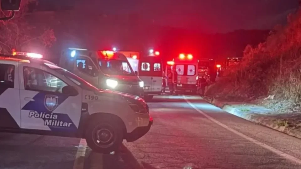 Acidente com ônibus deixa nove mortos e feridos na BR-262, no Espírito Santo
