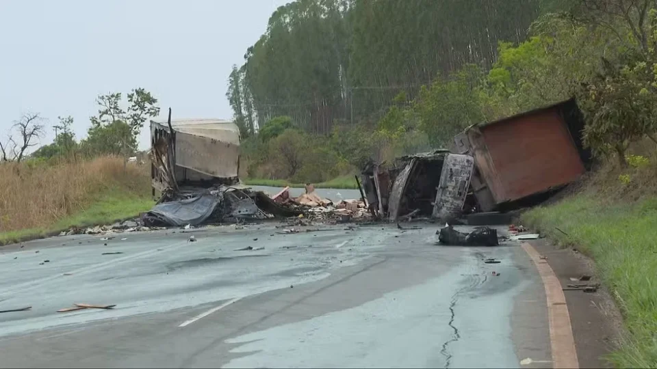 Acidente entre caminhões deixa dois mortos e interdita trecho da BR-060 no DF