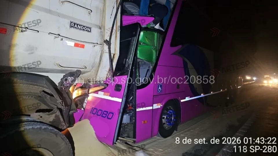 Acidente entre ônibus e carreta deixa oito feridos na Castello Branco