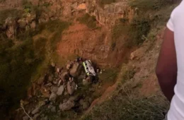Acidente com ônibus de excursão estudantil deixa 25 mortos em Cabo Verde