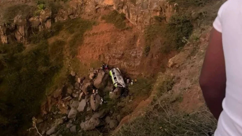 Acidente com ônibus de excursão estudantil deixa 25 mortos em Cabo Verde