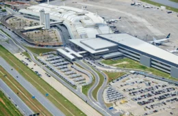 Aeroporto de Confins está fechado por buraco na pista e cerca de 60 voos sofrem atrasos