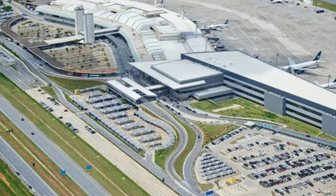 Aeroporto de Confins está fechado por buraco na pista e cerca de 60 voos sofrem atrasos