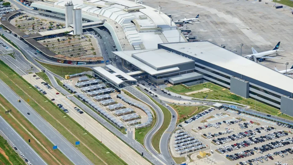 Aeroporto de Confins está fechado por buraco na pista e cerca de 60 voos sofrem atrasos
