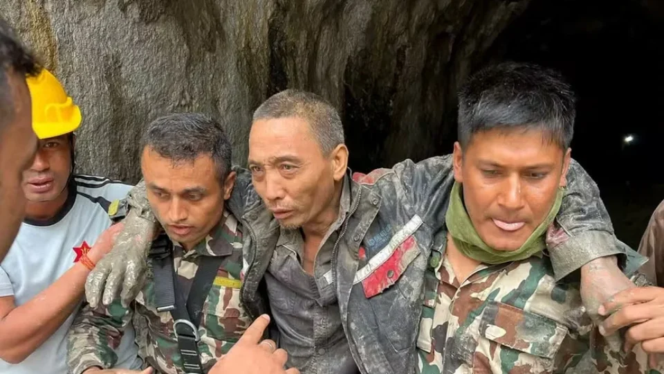 Chinês é resgatado com vida após passar 10 dias preso em túnel soterrado no Nepal