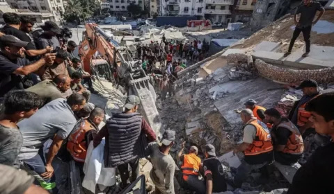 Prédio desaba em Gaza e deixa ao menos 20 mortos; vídeo mostra resgate de menino