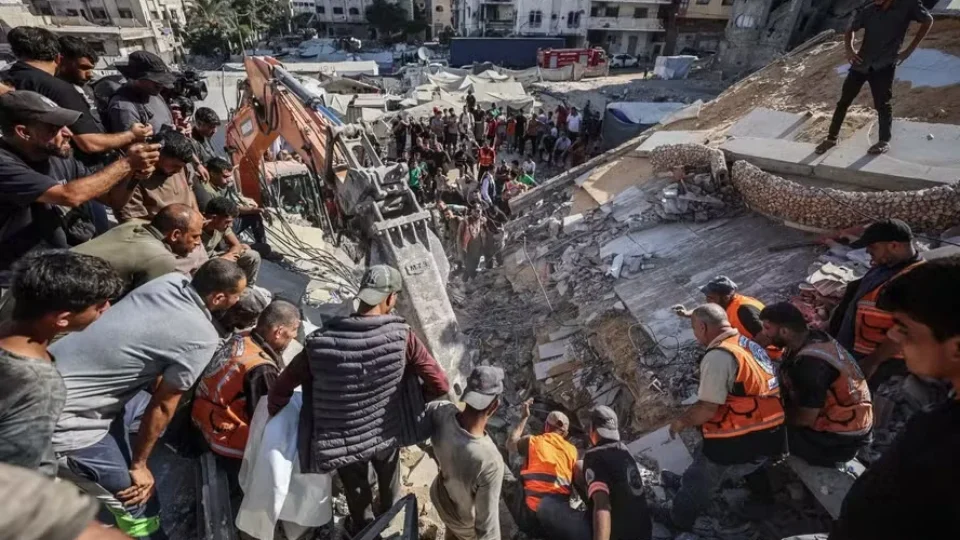 Prédio desaba em Gaza e deixa ao menos 20 mortos; vídeo mostra resgate de menino