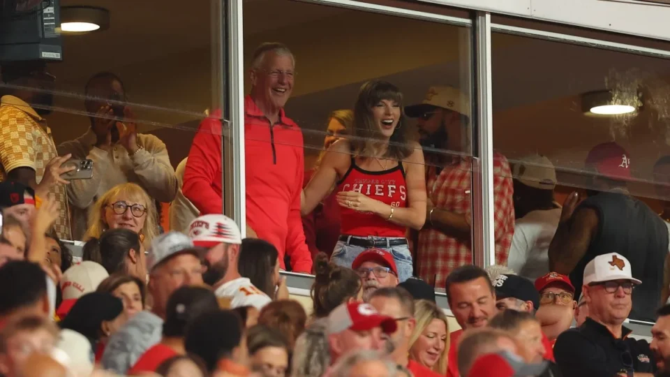 Taylor Swift altura e estilo: look acessível e joia no NFL