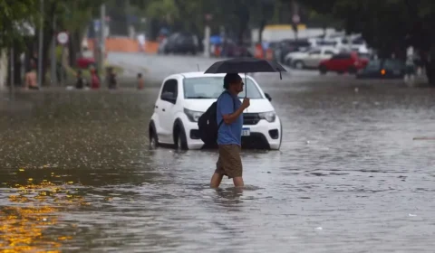 São Paulo entra em estado de atenção para alagamentos após tempestade escurecer o céu