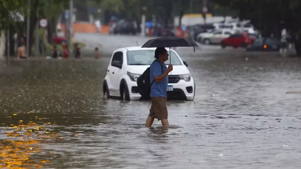 São Paulo entra em estado de atenção para alagamentos após tempestade escurecer o céu