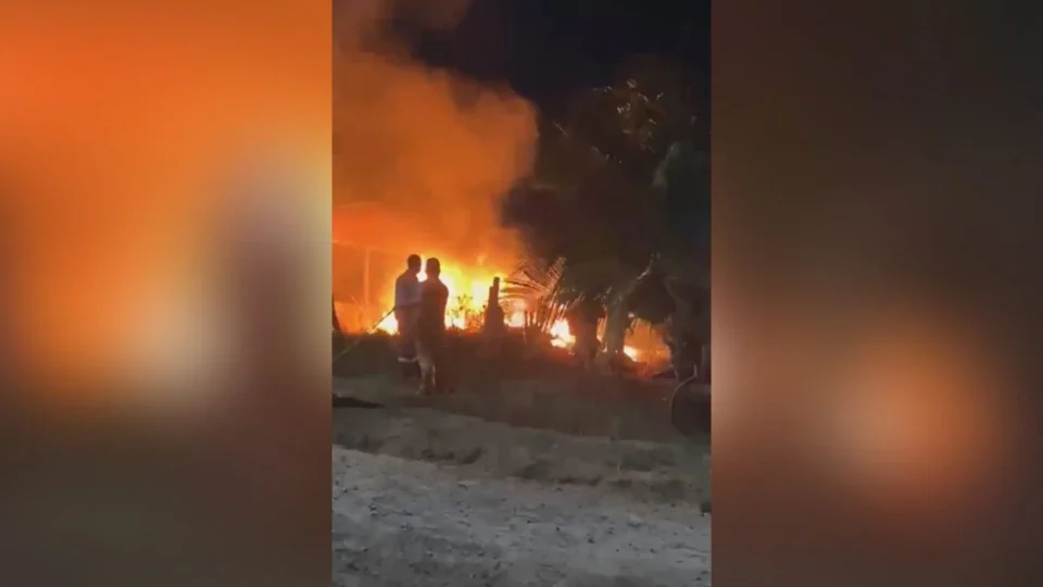 Incêndio destrói casa de madeira na Zona Norte de Macapá