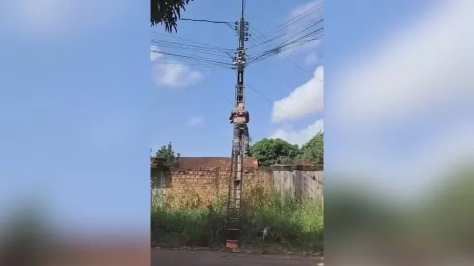 Trabalhador sofre choque elétrico e é resgatado do alto de poste em Macapá