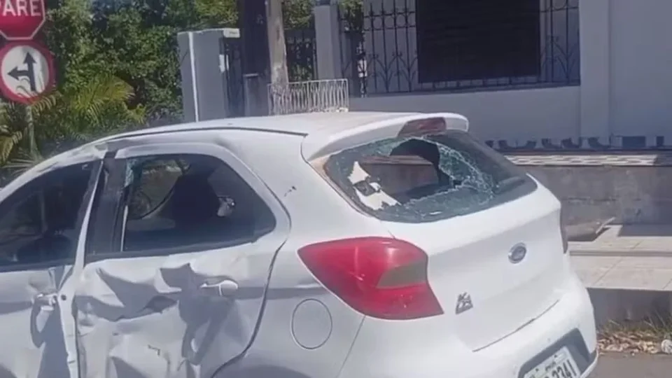VÍDEO: entregador de app é arremessado de moto após colisão com carro em Macapá
