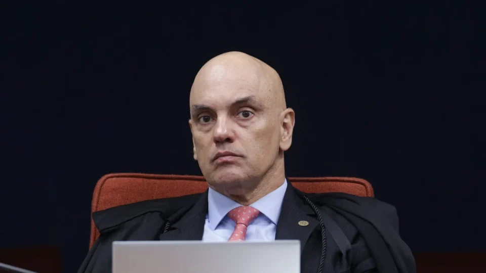 Moraes multa advogado de réu do 8/1 em R$ 5 mil por uso de prompt de IA