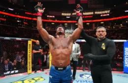 Americano sofre fratura exposta durante luta, continua no UFC 331 e vence