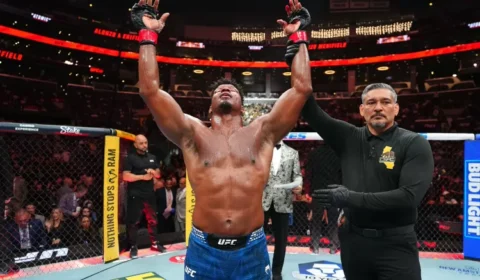 Americano sofre fratura exposta durante luta, continua no UFC 331 e vence