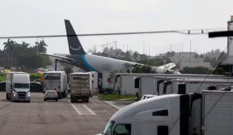 Avião cargueiro da Amazon sai da pista em Miami e deixa ao menos cinco mortos