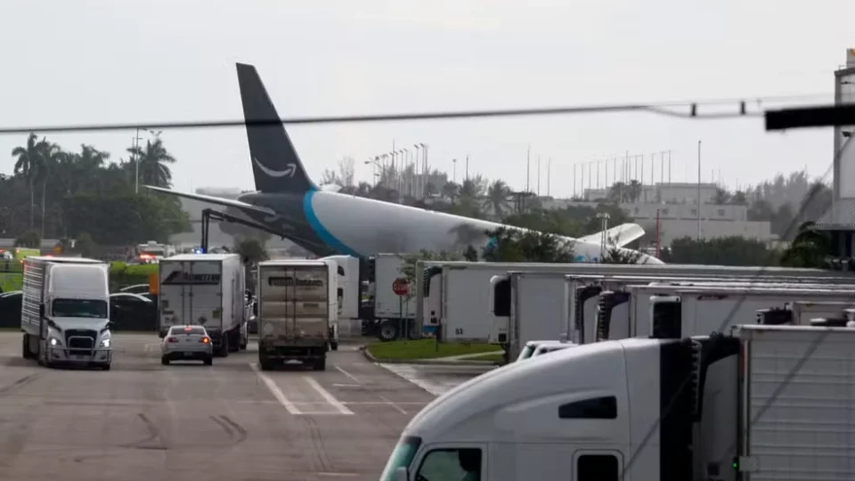 Avião cargueiro da Amazon sai da pista em Miami e deixa ao menos cinco mortos