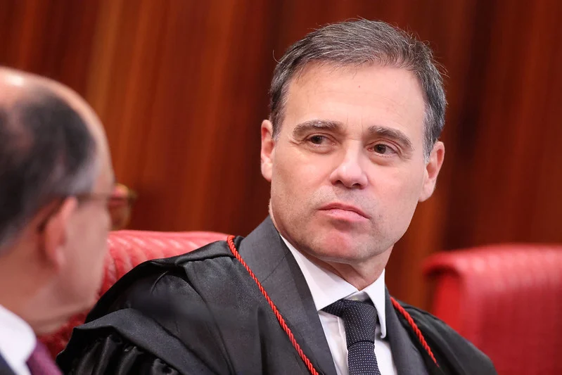 Grupo de 17 parlamentares questiona critérios adotados pelo ministro sobre o sigilo das investigações e cita encontro com Daniel Vorcaro