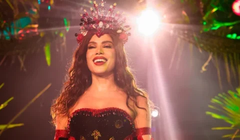 Anitta é coroada rainha de bateria da Grande Rio e celebra: ‘É uma realização, um sonho’