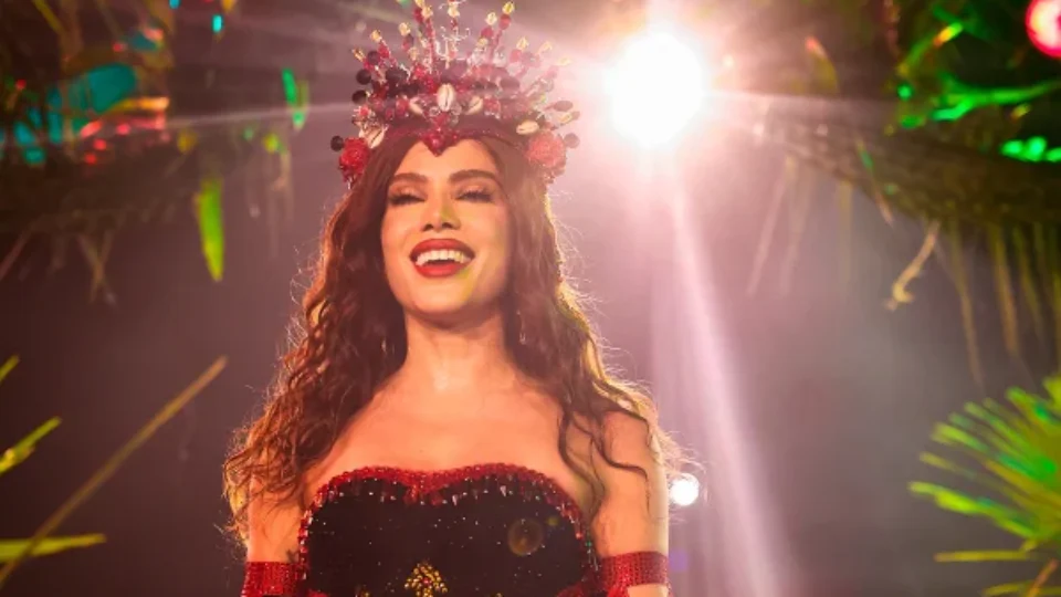 Anitta é coroada rainha de bateria da Grande Rio e celebra: ‘É uma realização, um sonho’
