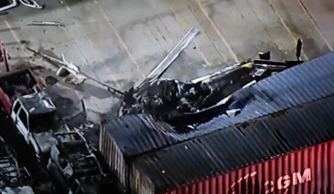 Veja o momento: Helicóptero de TV cai em Los Angeles durante cobertura de acidente e deixa três mortos