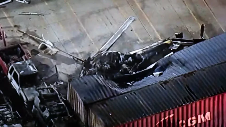 Veja o momento: Helicóptero de TV cai em Los Angeles durante cobertura de acidente e deixa três mortos